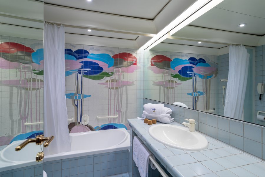 Grand Hotel Astoria — Bathroom