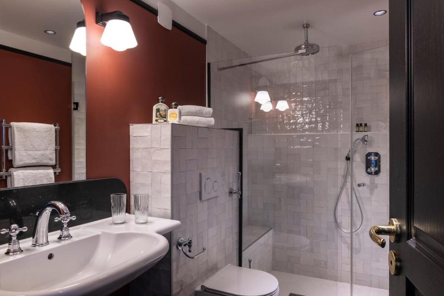Grand Hotel Chicago — Bathroom