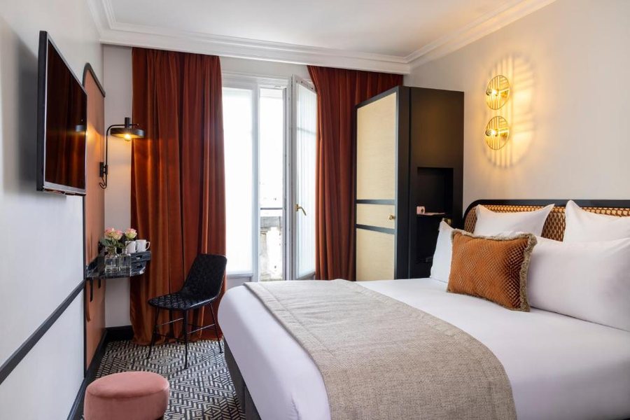 Grand Hotel Chicago — Guest room
