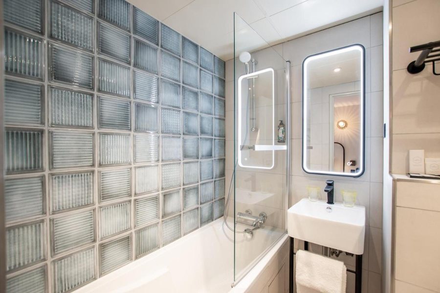 Grand Hotel De L Esperance — Bathroom