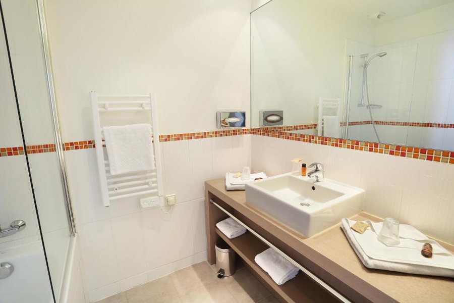 Grand Hotel De Normandie — Bathroom