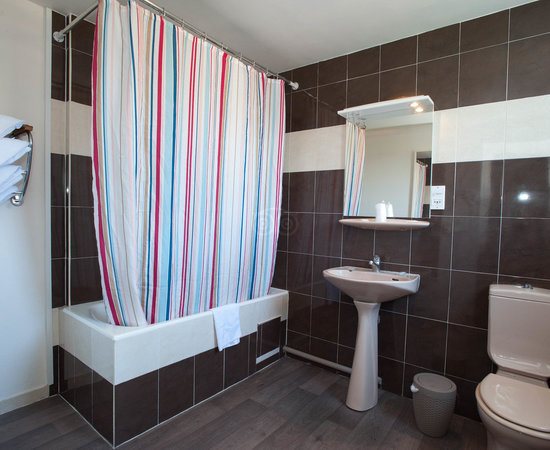 Grand Hotel Des Balcons — Bathroom