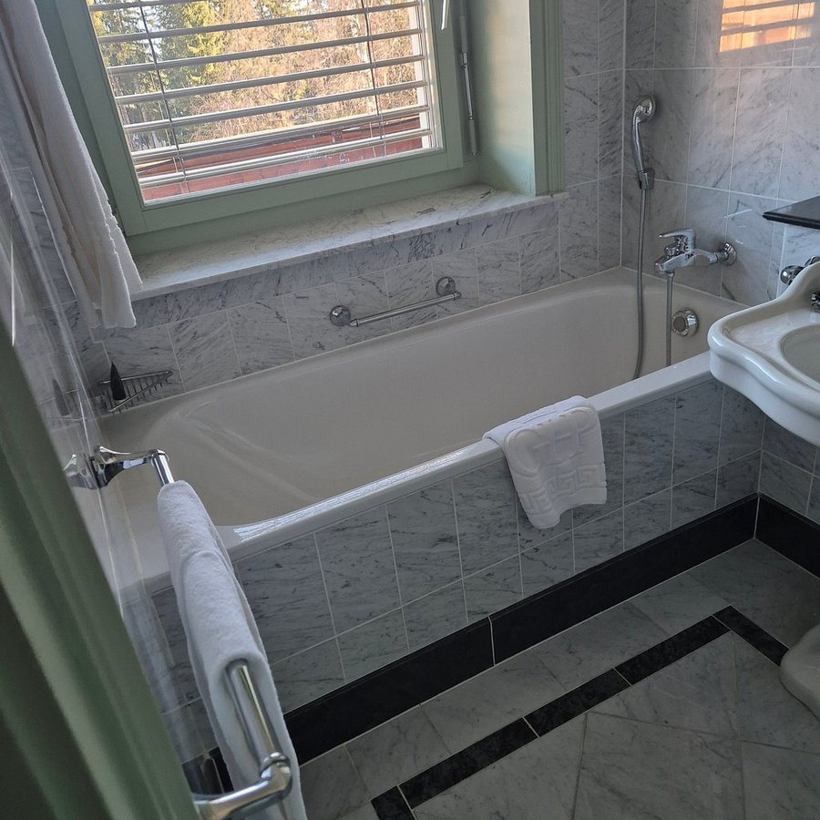 Grand Hotel Du Golf Palace — Bathroom