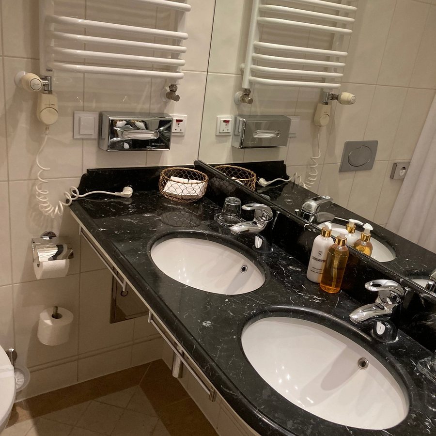 Grand Hotel — Bathroom
