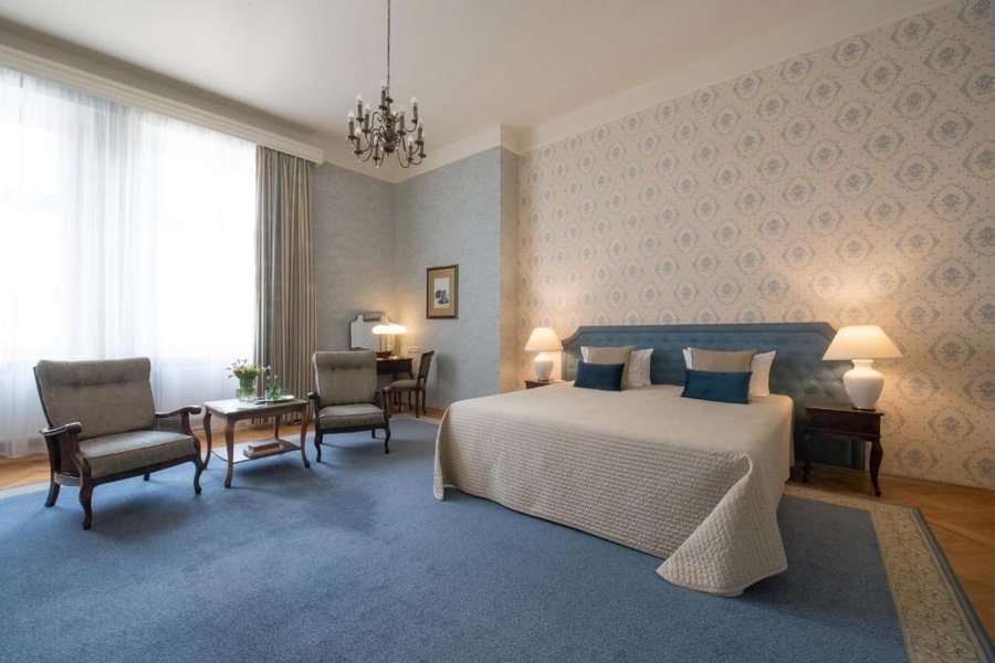 Grand Hotel — Guest room