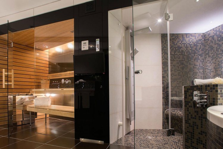 Grand Hotel Les Endroits — Bathroom