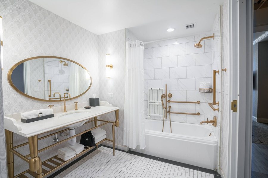 Grand Hotel Leveque — Bathroom