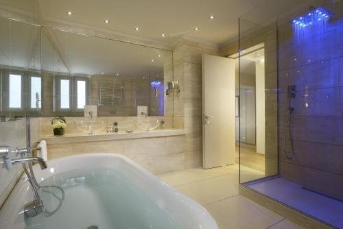 Grand Hotel Minerva — Bathroom