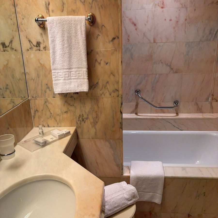 Grand Hotel Trento — Bathroom