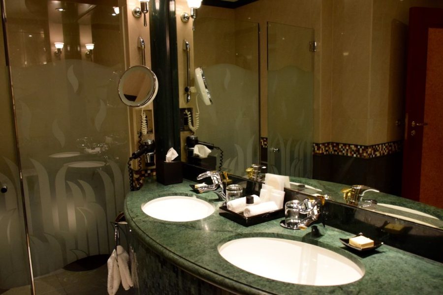 Grand Hyatt Residence — Bathroom
