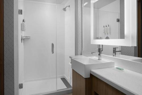 Grand Isle Suites — Bathroom