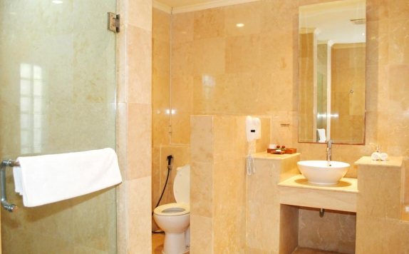 Grand Istana Rama Hotel Bali — Bathroom