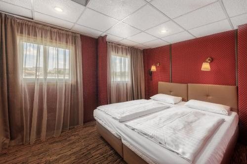 Grand Jules Boat Hotel — Guest room