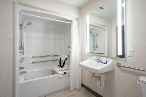 Grand Junction KOA Holiday — Bathroom