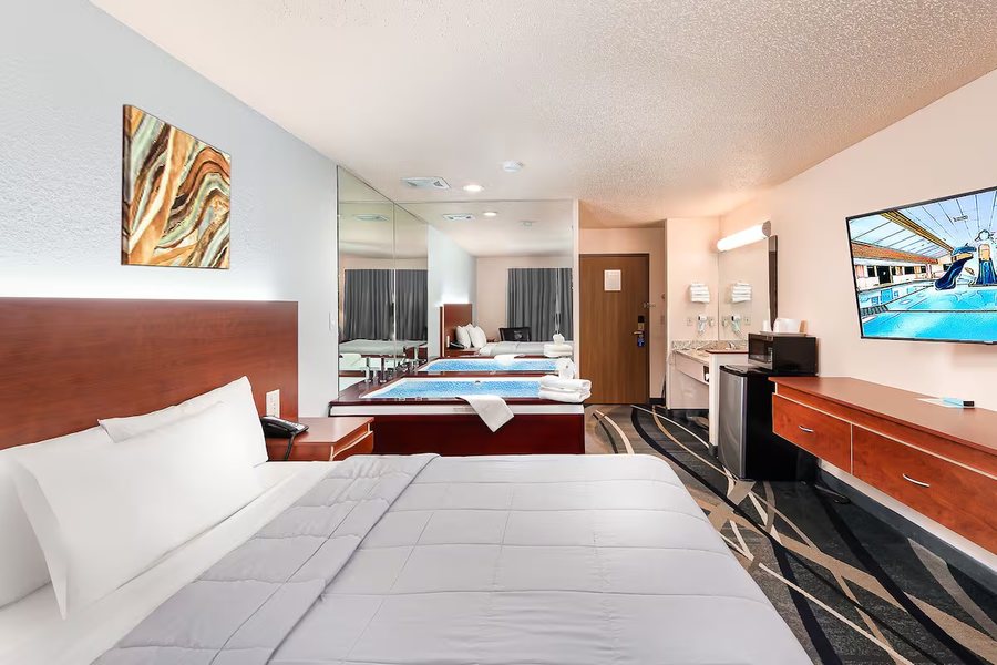 Grand Marquis Waterpark Hotel Suites — Guest room