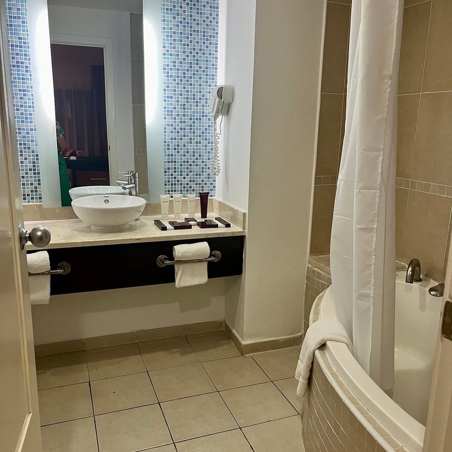 Grand Memories Santa Maria All Inclusive — Bathroom