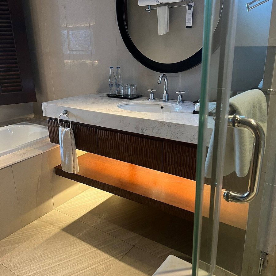 Grand Mercure Bali Seminyak — Bathroom