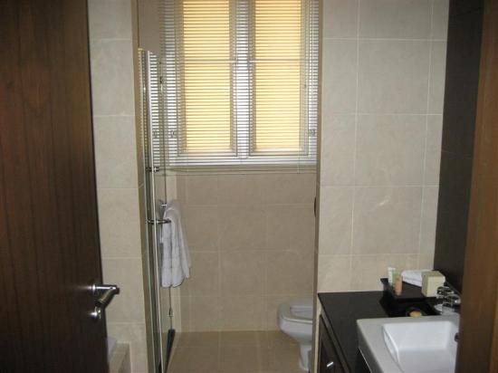 Grand Mercure Bangkok Asoke Residence — Bathroom