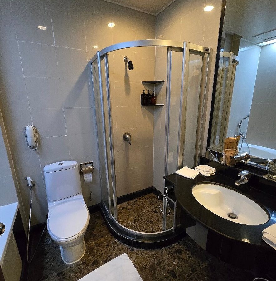 Grand Mercure Bangkok Atrium — Bathroom