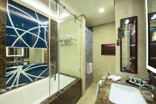 Grand Mercure Business Bay — Bathroom