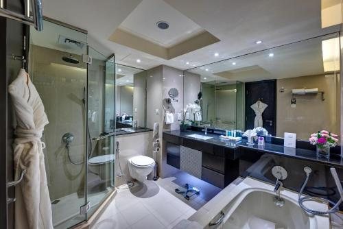 Grand Mercure Dubai City — Bathroom