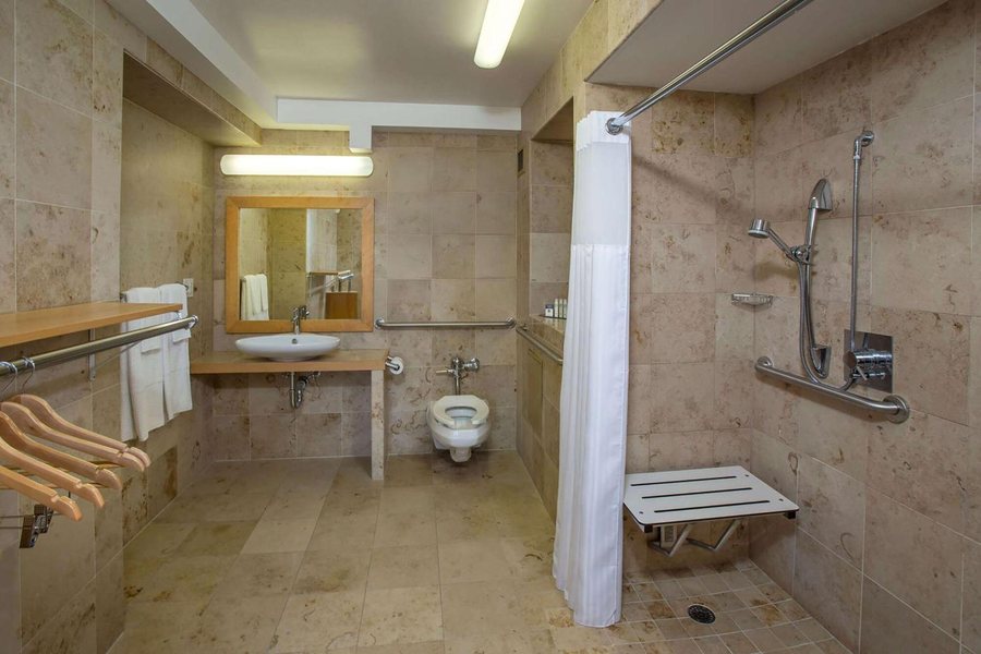 Grand Naniloa Hotel Hilo A Doubletree By Hilton — Bathroom