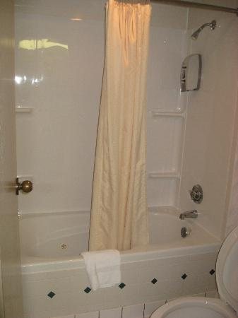 Grand Oaks Hotel — Bathroom