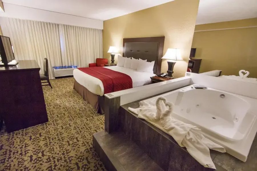 Grand Oaks Hotel — Guest room