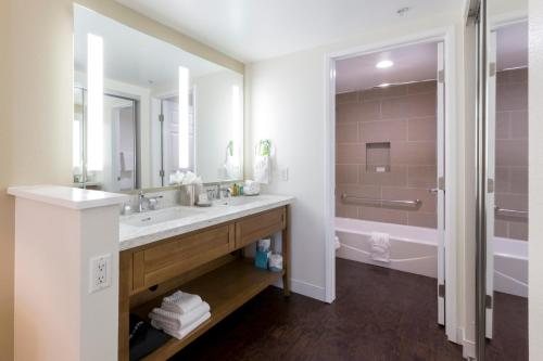 Grand Pacific Palisades Resort — Bathroom