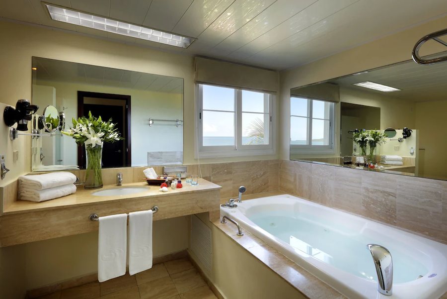 Grand Palladium Lady Hamilton Resort and Spa — Bathroom
