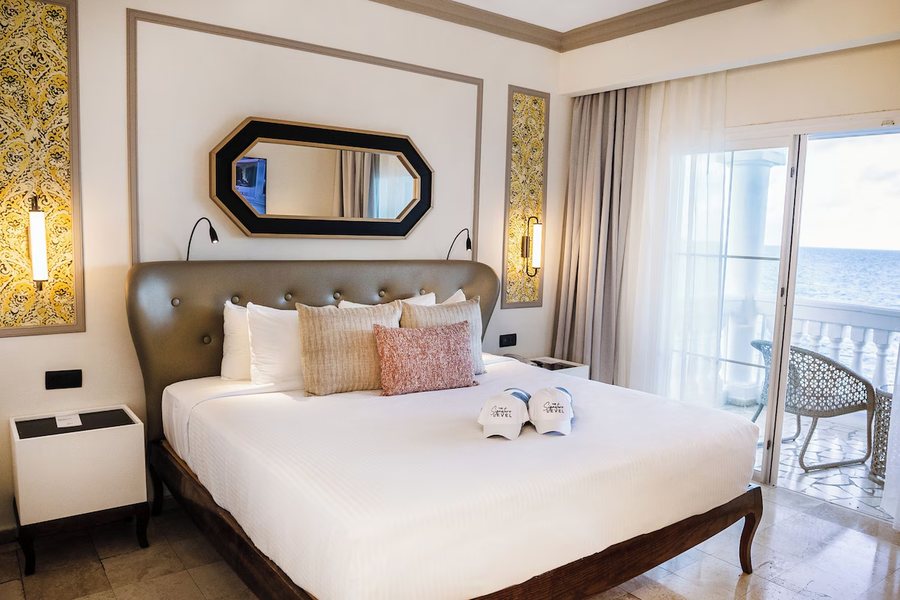 Grand Palladium Lady Hamilton Resort and Spa — Guest room