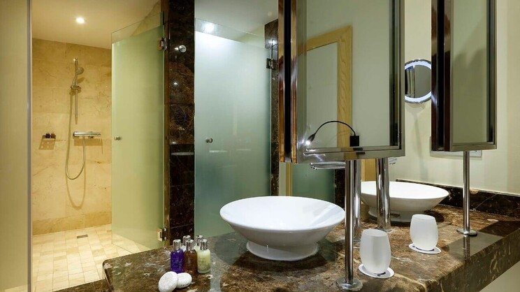 Grand Palladium Palace Resort Spa Casino — Bathroom