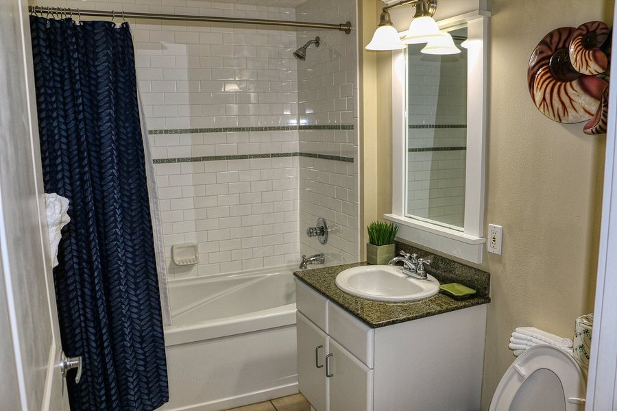 Grand Panama Beach Resort by Emerald View Resorts — Bathroom