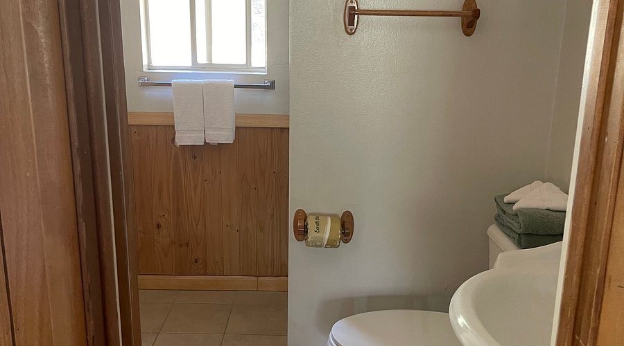 Grand Pine Cabins — Bathroom