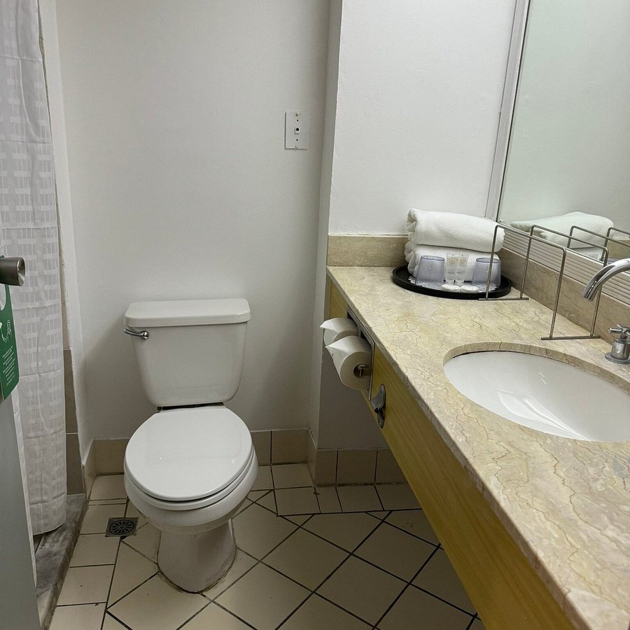 Grand Plaza Hotel — Bathroom