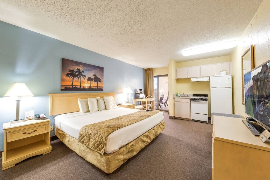 Grand Prix Motel On The Beach — Guest room