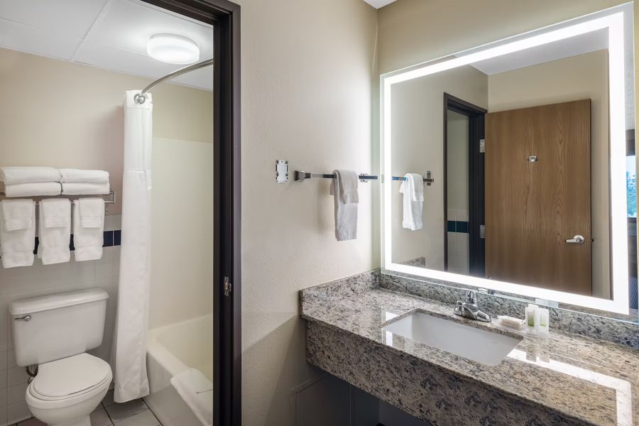 Grand Superior Lodge — Bathroom