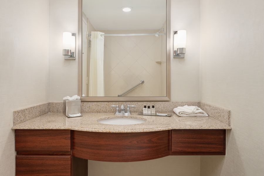Grand Texan Hotel Convention Center — Bathroom