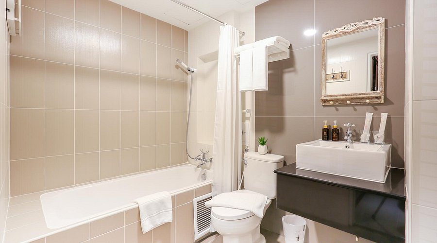 Grand Tower Inn Sathon — Bathroom
