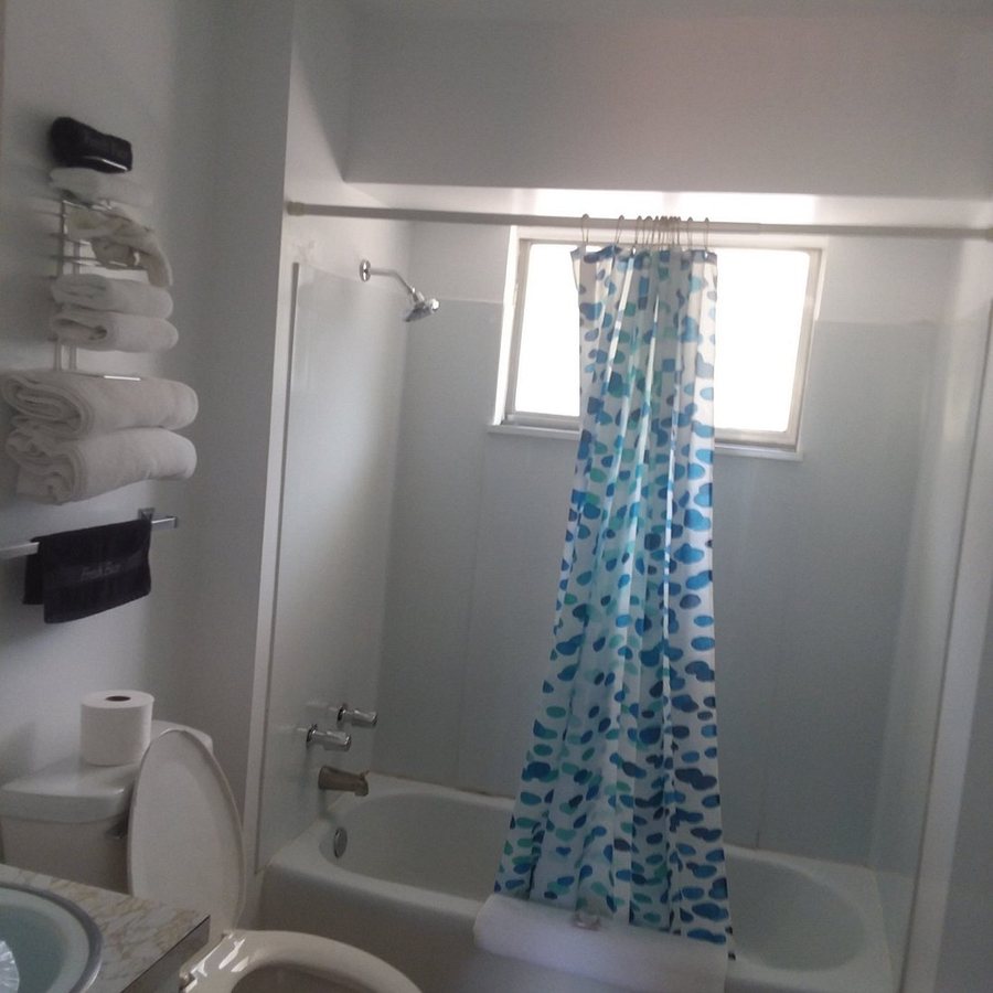 Grand Traverse Motel — Bathroom