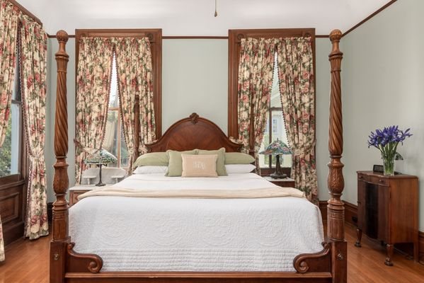 Grand Victorian Bed Breakfast — Guest room