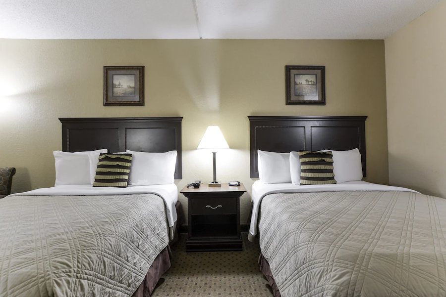 Grand View Inn Suites — Guest room