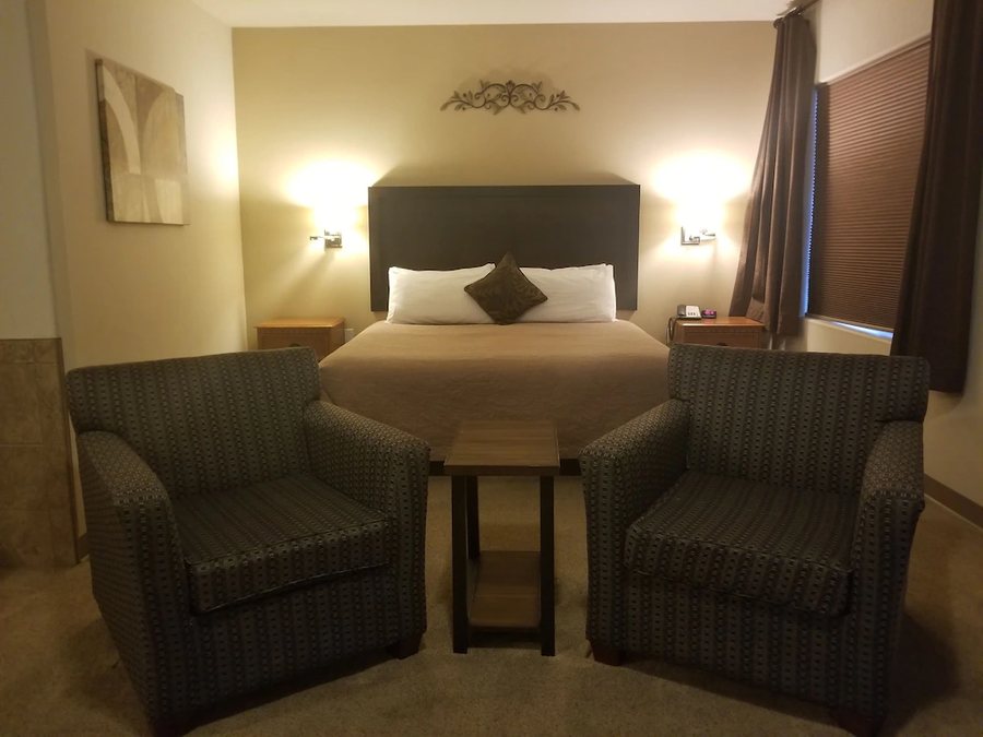Grand View Inn Suites — Guest room