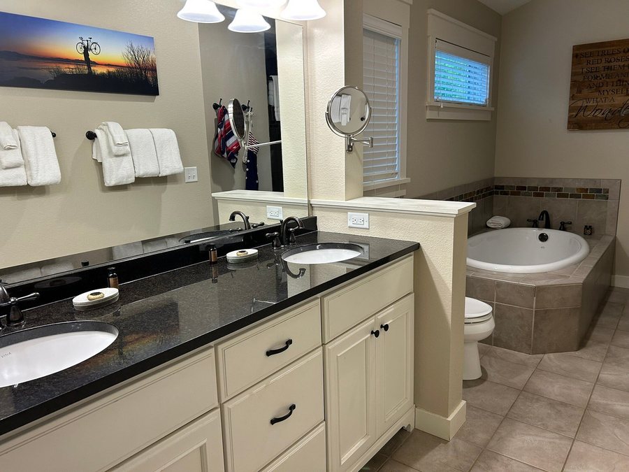 Grand View Lodge — Bathroom