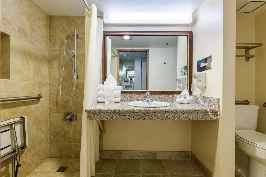 Grand Vista Hotel — Bathroom