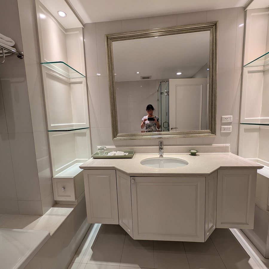 Grande Centre Point Ratchadamri Bangkok — Bathroom