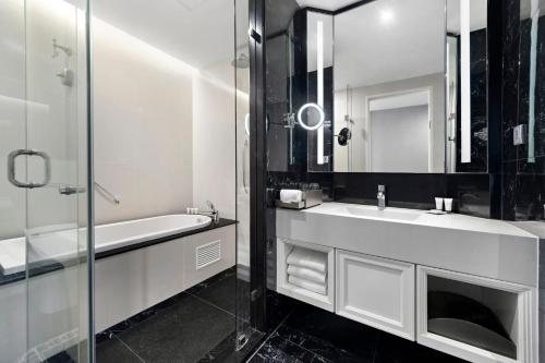 Grande Centre Point Sukhumvit 55 Bangkok — Bathroom
