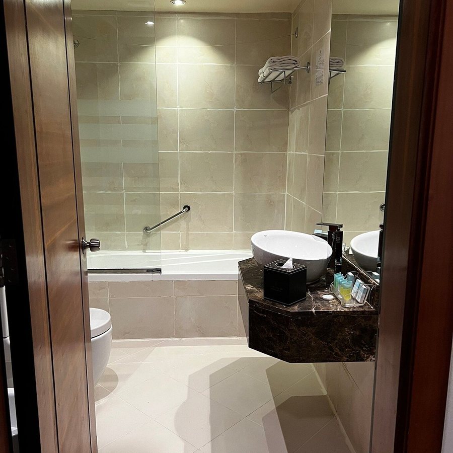 Grandeur Hotel — Bathroom