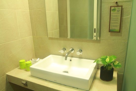 Grandmas Plus Hotel Airport — Bathroom