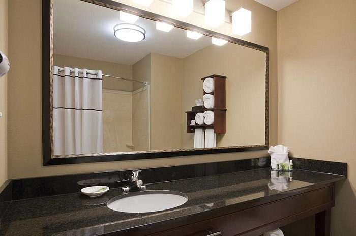 GrandStay Hotel Suites Sisters — Bathroom